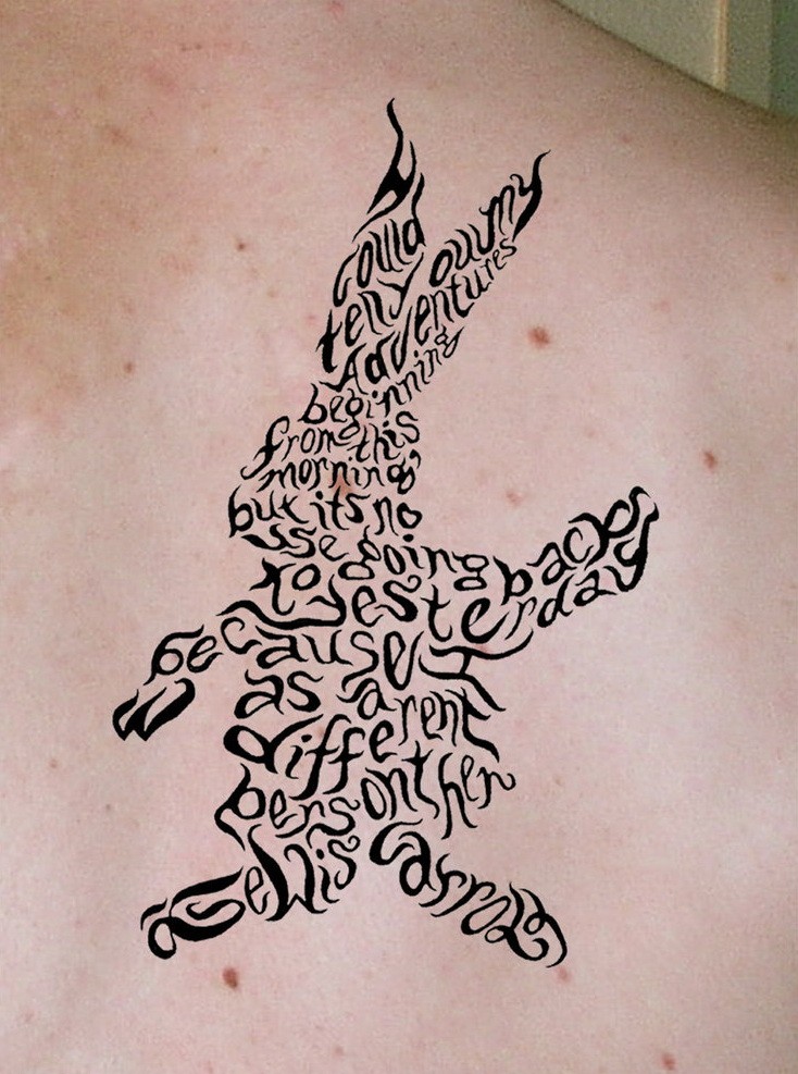 背部黑色字母组成的兔子纹身图案