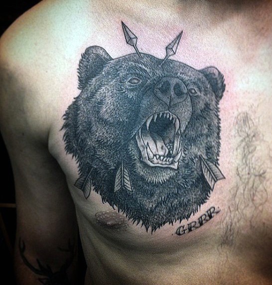 胸部黑色的咆哮熊头字母纹身图案