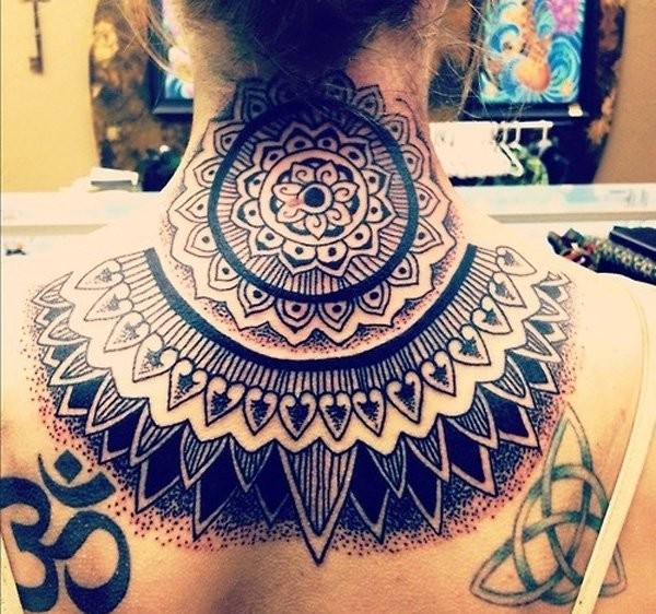 背部难以置信的部落神秘梵花点刺纹身图案