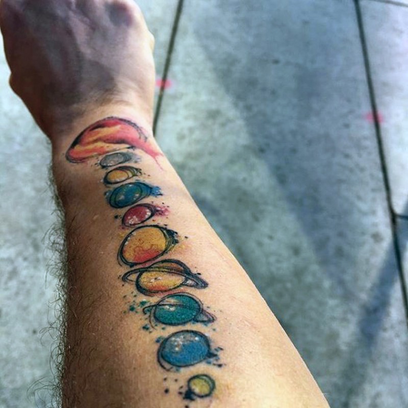 手臂色彩丰富的大行星游行纹身图案