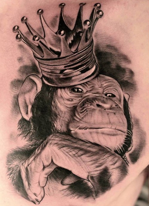 个性逼真的灰色猩猩和皇冠纹身图案