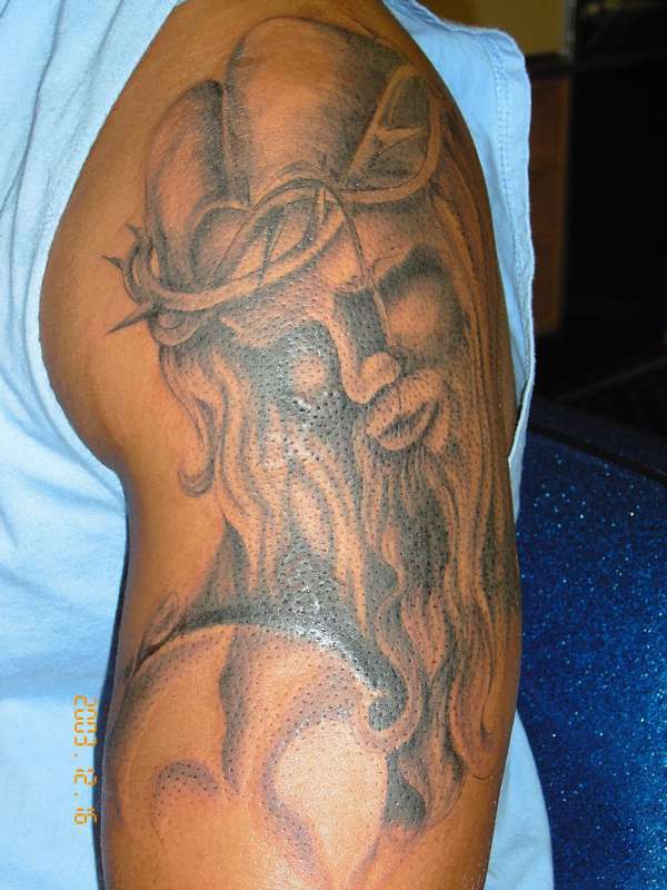大臂荆棘冠的耶稣纹身图案