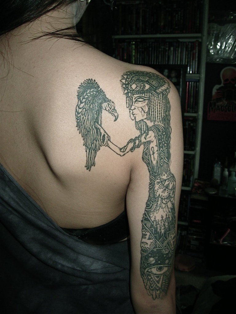 手臂令人毛骨悚然的幻想女巫与鸟纹身图案