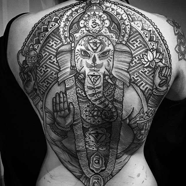 背部莲花和印度教象神宗教符号纹身图案
