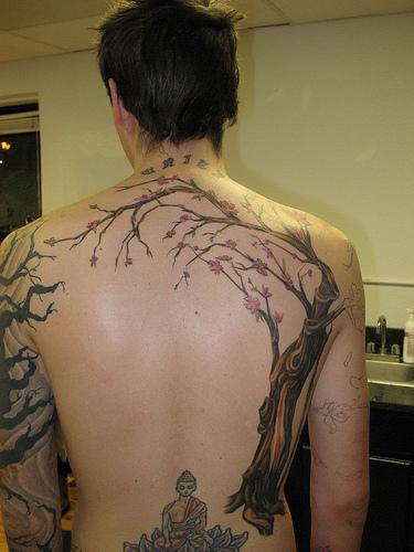 背部佛像莲花座和大树纹身图案
