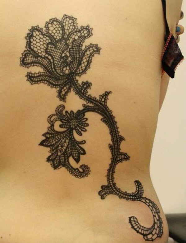 背部梦幻的黑色蕾丝花朵纹身图案