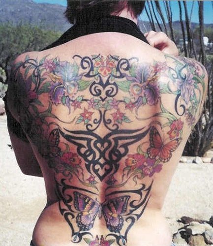 背部彩色的花卉与蝴蝶图腾纹身图案