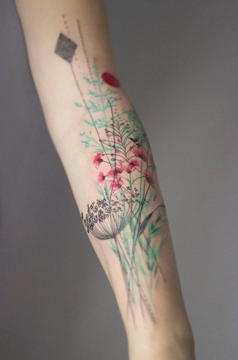 手臂小清新的彩色花卉纹身图案