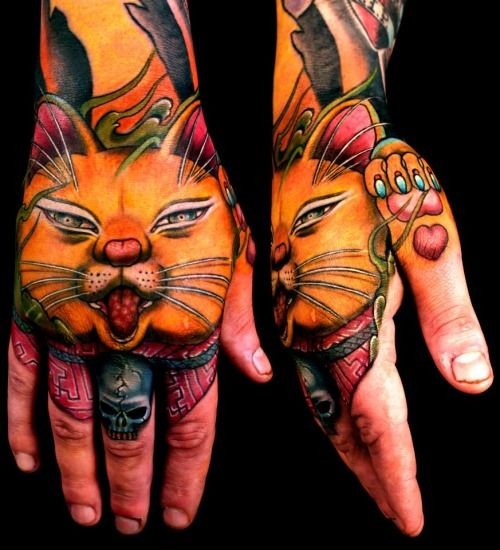 手背彩色的日本猫纹身图案
