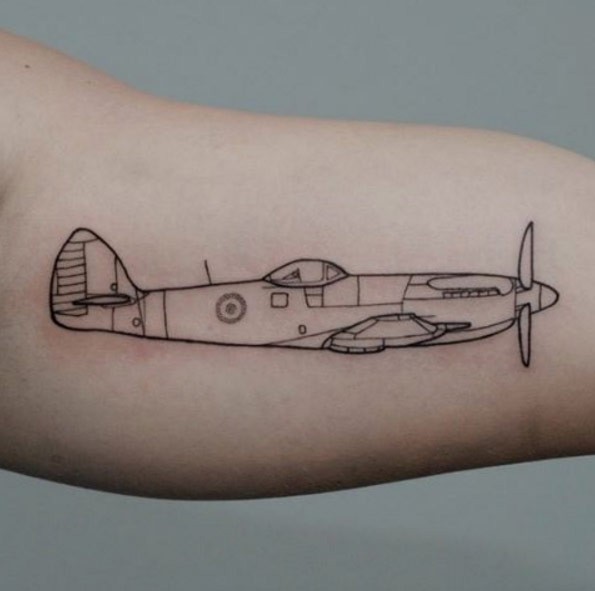 素描风格黑色线条二战战斗机纹身图案