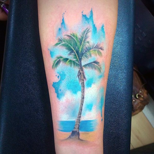 手臂美丽的彩色棕榈树和蓝天纹身图案