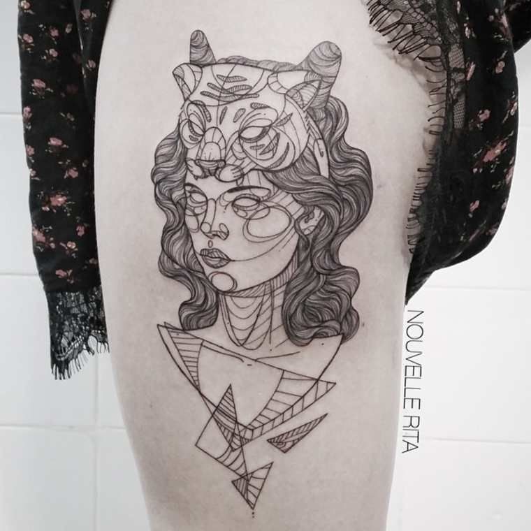 大腿素描风格黑色墨女性老虎头盔与几何纹身图案