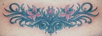 背部红色花朵与藤蔓纹身图案