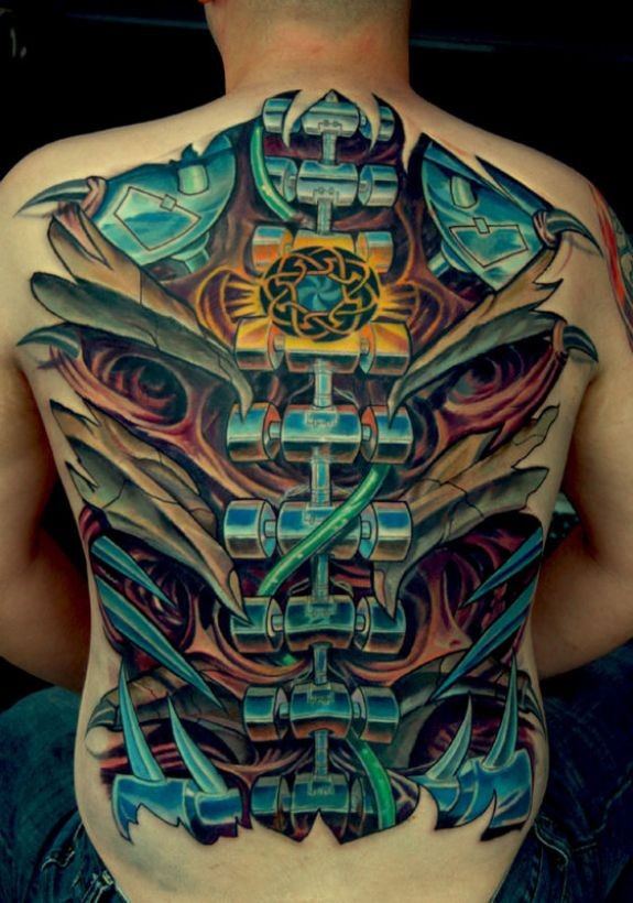 背部彩色的大生物力学机械纹身图案