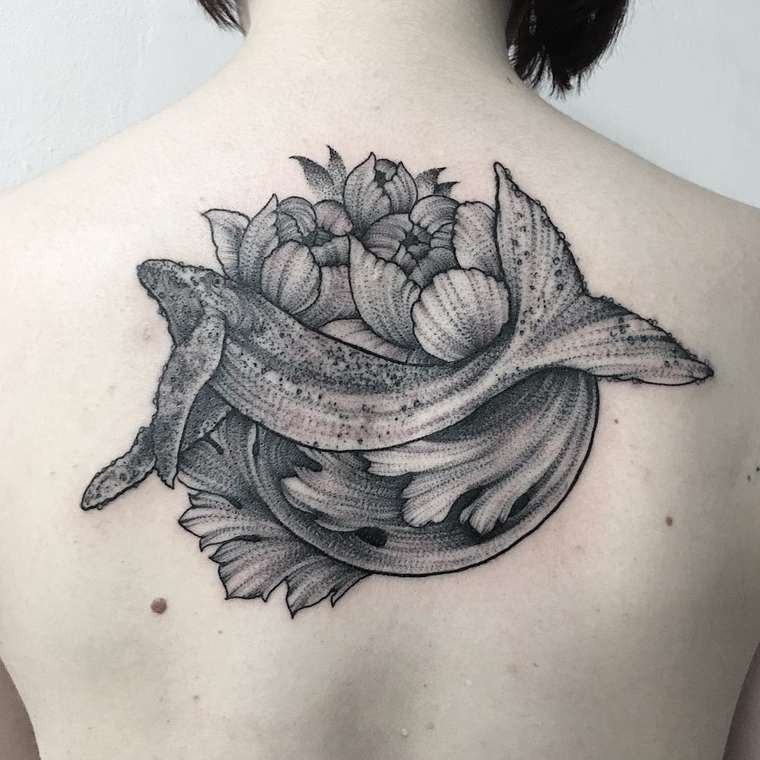 背部辉煌的黑色线条点刺鲸鱼与花卉纹身图案