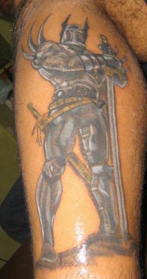 小腿战士盔甲与长剑彩绘纹身图案