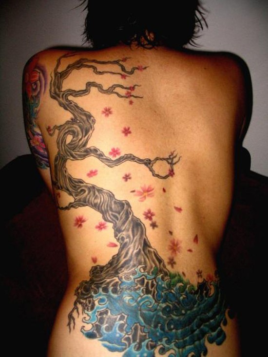背部彩色的树与花朵纹身图案