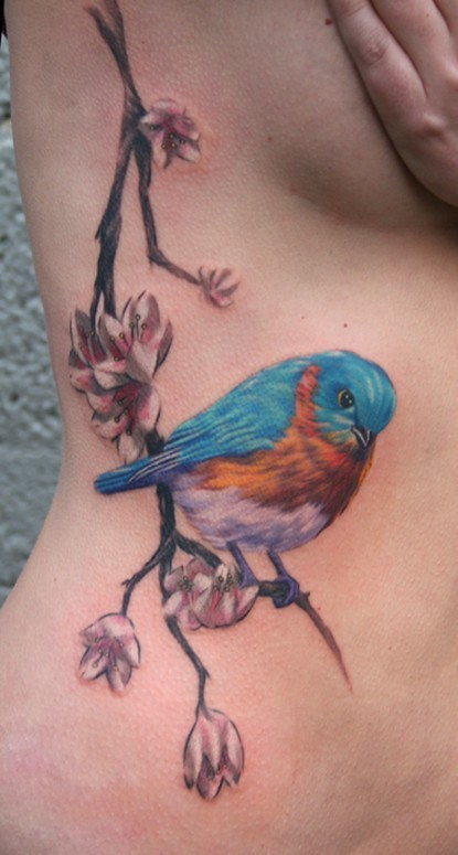 腰部多彩的精美小鸟花朵纹身图案