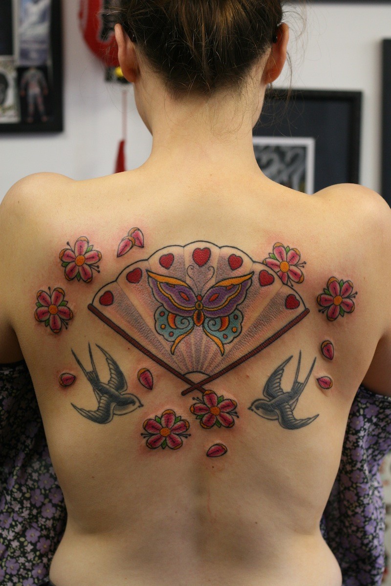 女生背部好看的彩色蝴蝶燕子与扇子花朵纹身图案