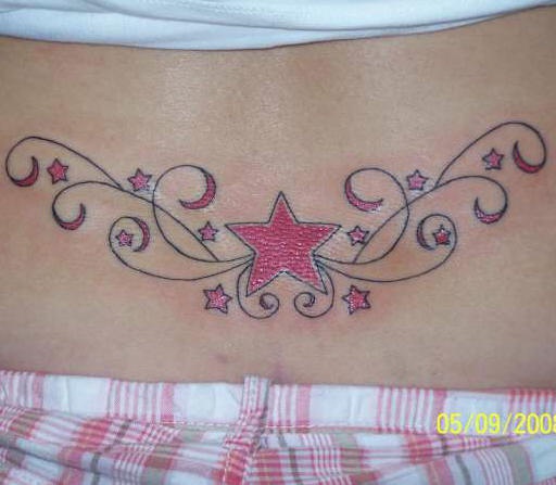 腰部大红色的小星星藤蔓纹身图案