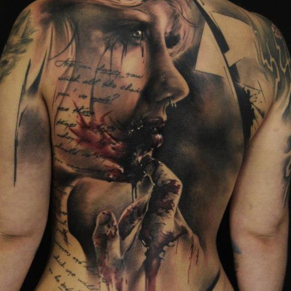 背部血腥的恐怖电影女僵尸与字母纹身图案