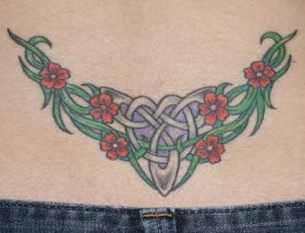 腰部装饰植物花朵与凯尔特结纹身图案