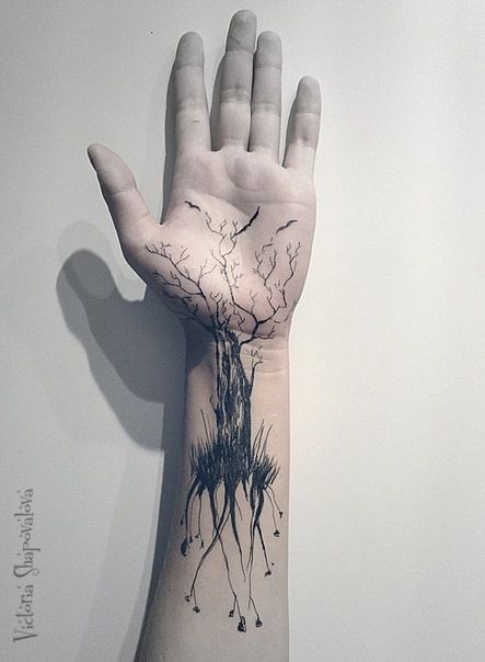 手腕令人敬畏的树黑色纹身图案