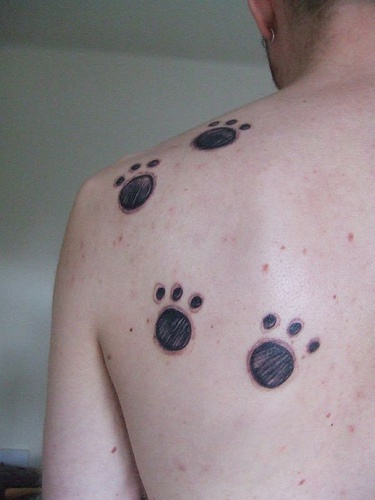背部黑色动物爪印纹身图案