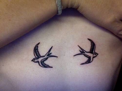 两只飞翔的燕子简约纹身图案