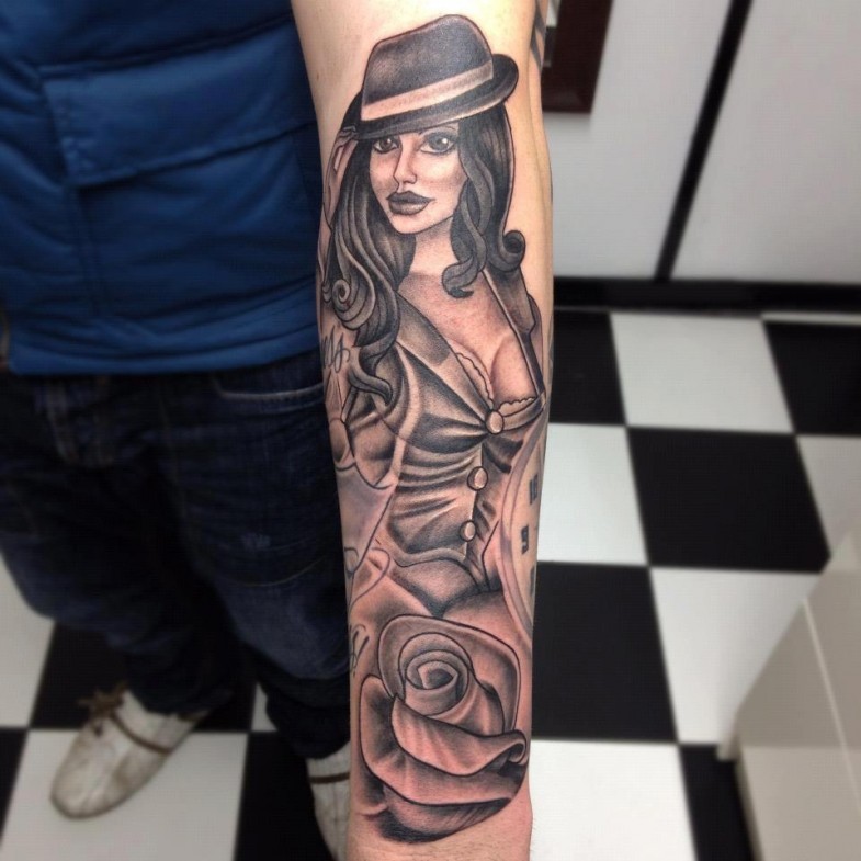 手臂手绘黑白性感的女人与玫瑰纹身图案