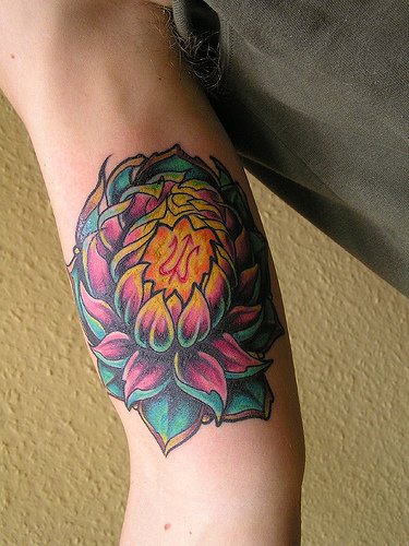 手臂上精美的彩色莲花纹身图案