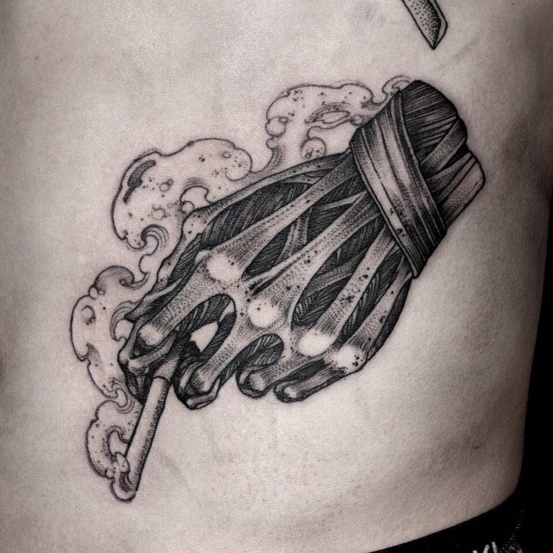 雕刻风格黑色骷髅手持香烟纹身图案