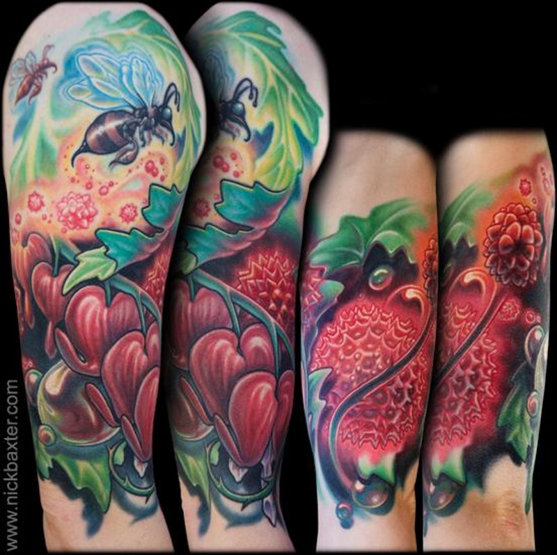 大臂非常美丽的彩色各种浆果和蜜蜂纹身图案