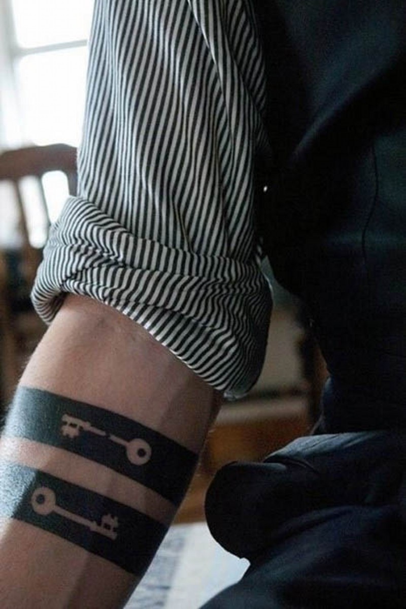 手臂简单异常设计的黑白钥匙臂环纹身图案