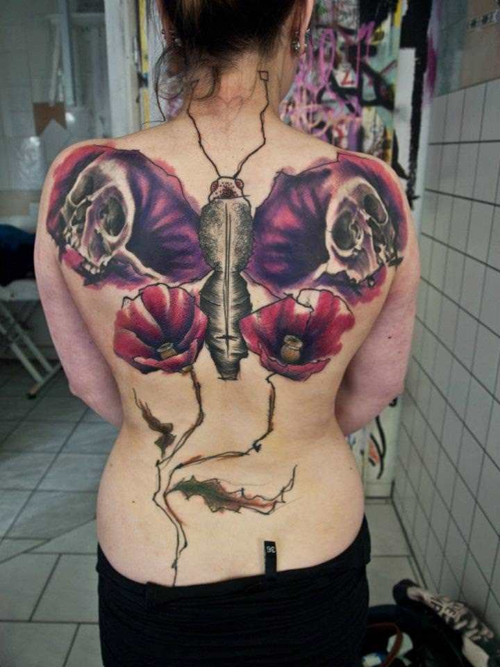 背部现代传统风格的蝴蝶与骷髅花朵纹身图案