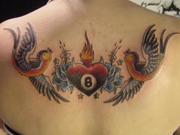 背部彩色圣心和燕子纹身图案