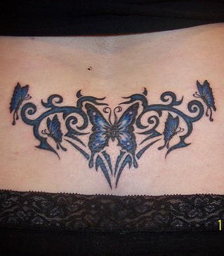 腰部许多深蓝色的蝴蝶藤蔓纹身图案
