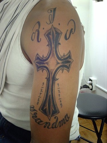 手臂纪念十字架和字母黑灰纹身图案