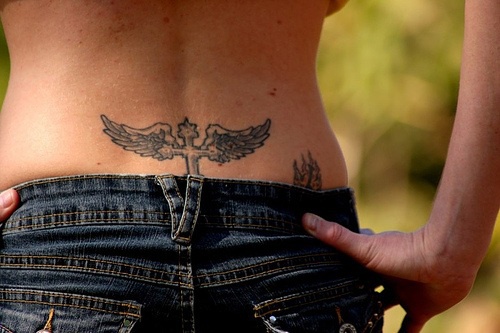 腰部黑色的十字架与翅膀纹身图案