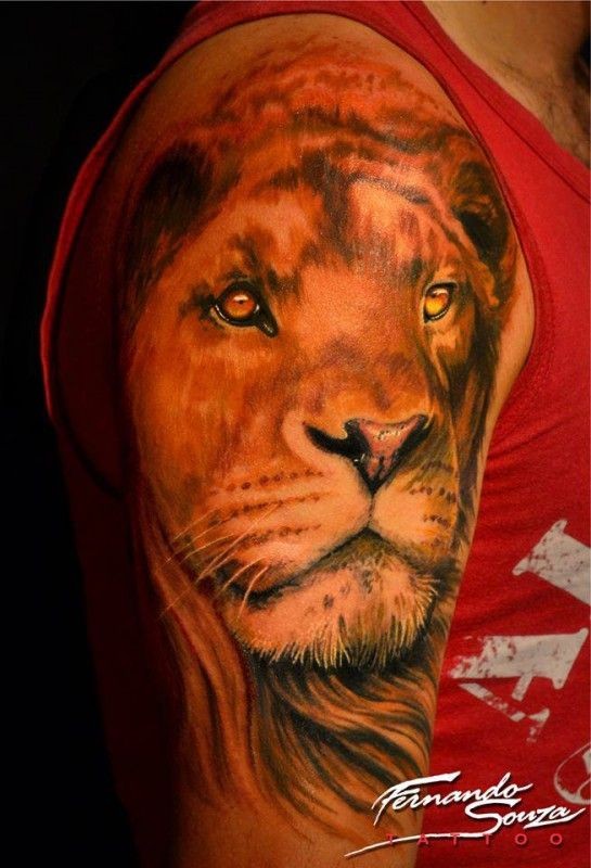 大臂美丽的狮子头纹身图案
