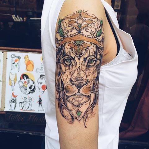 大臂素描风格彩色的狮子皇冠纹身图案