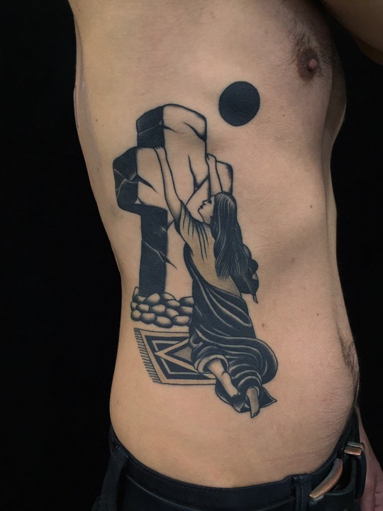 侧肋黑色女人与石头十字架和月亮纹身图案