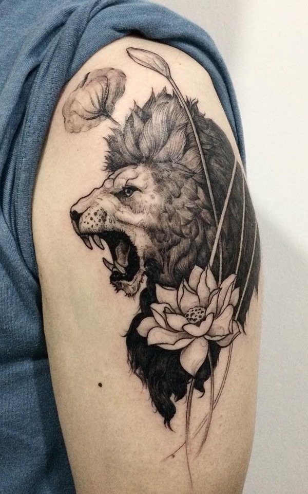 大臂黑白吼叫的狮子与莲花纹身图案