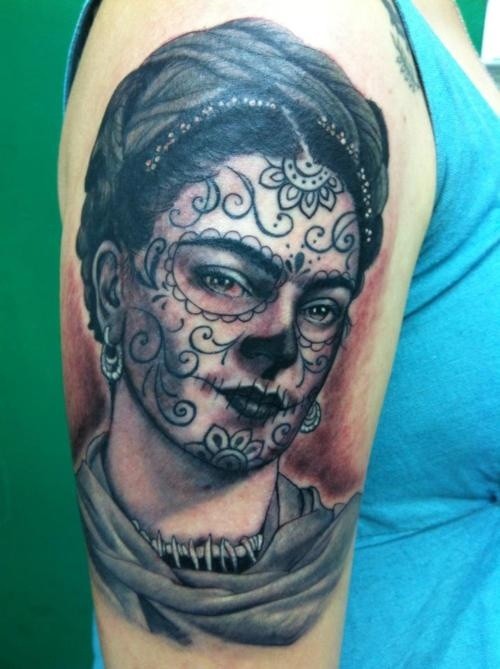 大臂墨西哥风格黑色女人与耳环纹身图案