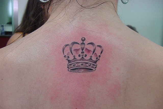 背部写实好看的皇冠纹身图案