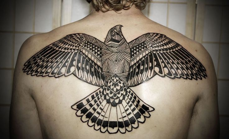 背部的黑色墨线条老鹰纹身图案