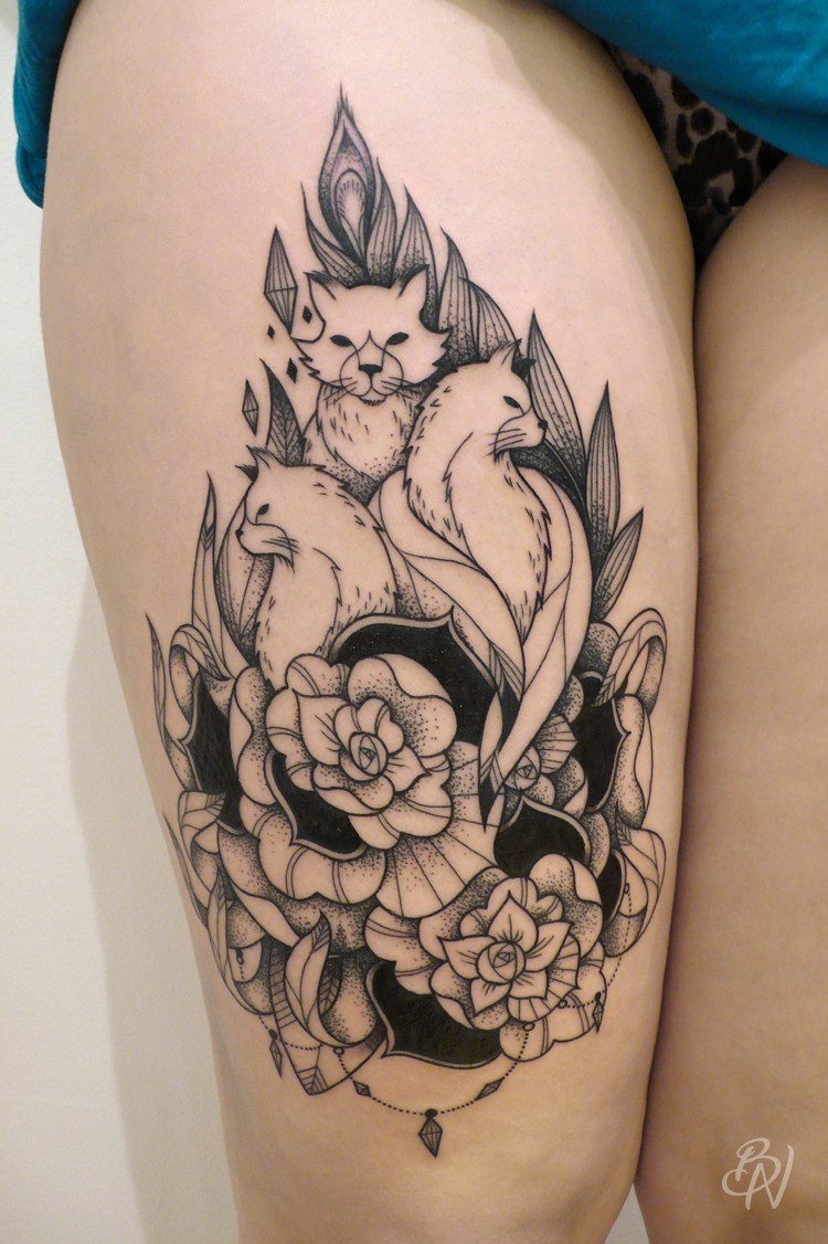 大腿雕刻风格黑色线条狐狸花朵点刺纹身图案