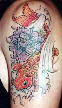 手臂彩色的花朵和锦鲤鱼纹身图案