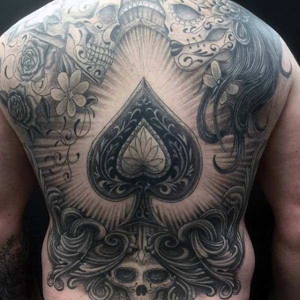 背部黑桃符号与骷髅花朵藤蔓纹身图案