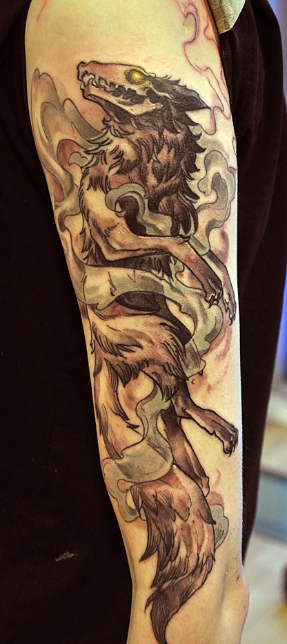 手臂怪异的狼和烟雾纹身图案